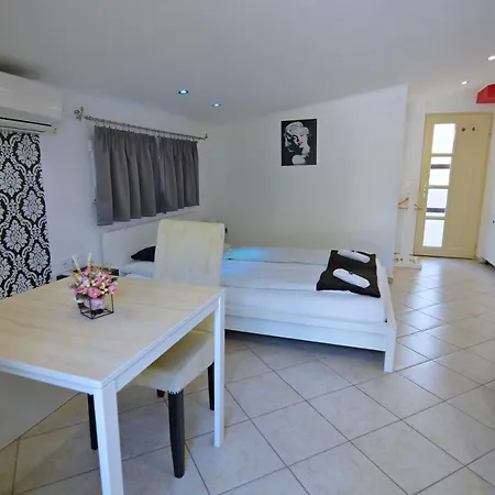 R.gold Homestay Mako