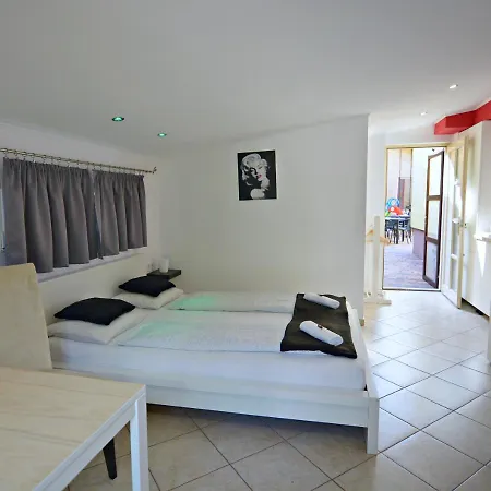R.gold Homestay *